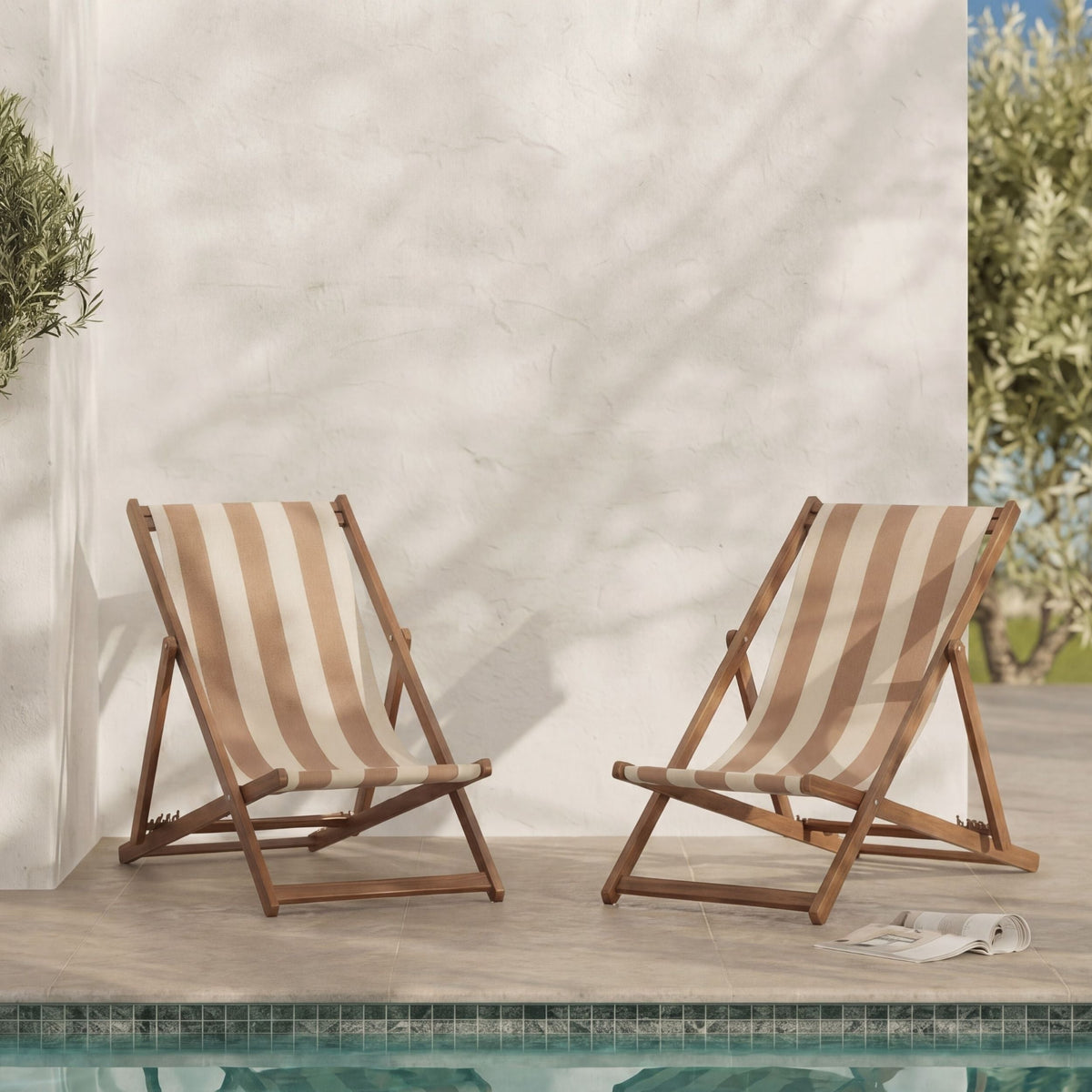Chiliennes de jardin Bohol en bois d'acacia et toile rayée écru et taupe au bord d'une piscine