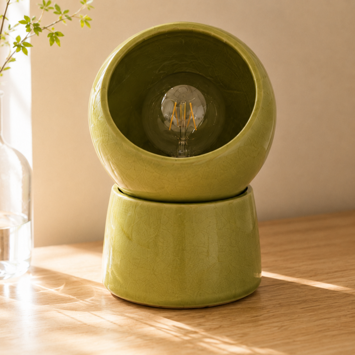 Lampe à poser Halo en céramique verte allumée