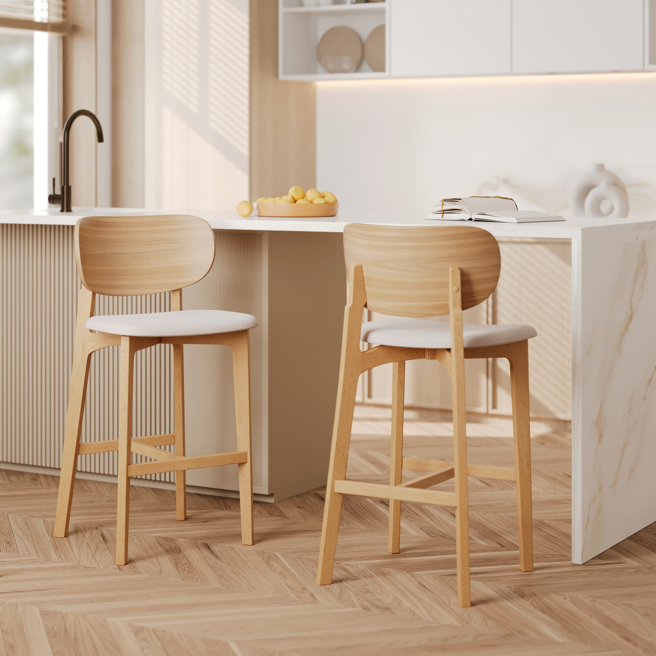 Barstuhl Aria: Helles Holz und beiges Gewebe, um Ihre Kücheninsel zu verschönern – Maison Pavane
