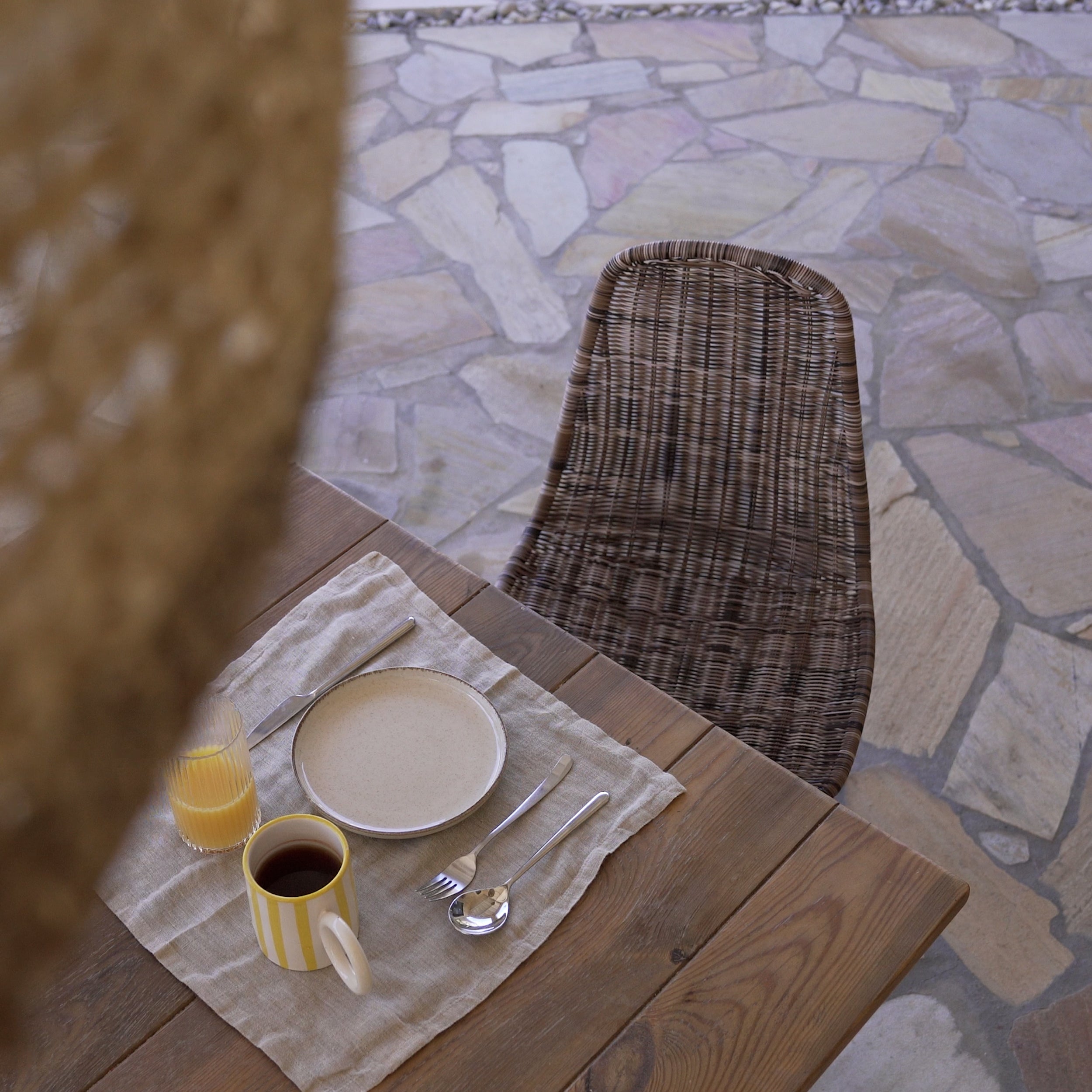 Charger la vidéo : Chaise de jardin Tiptur en résine tressée naturelle (lot de 2)