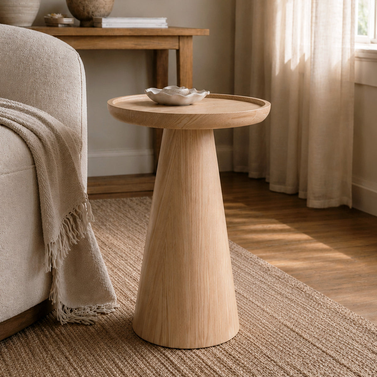 Table d'appoint Côme en placage chêne, plateau rond et pied conique, dans un salon