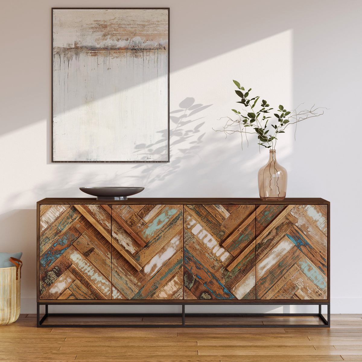 Buffet en acacia recyclé coloré à quatre portes dans un salon – Maison Pavane