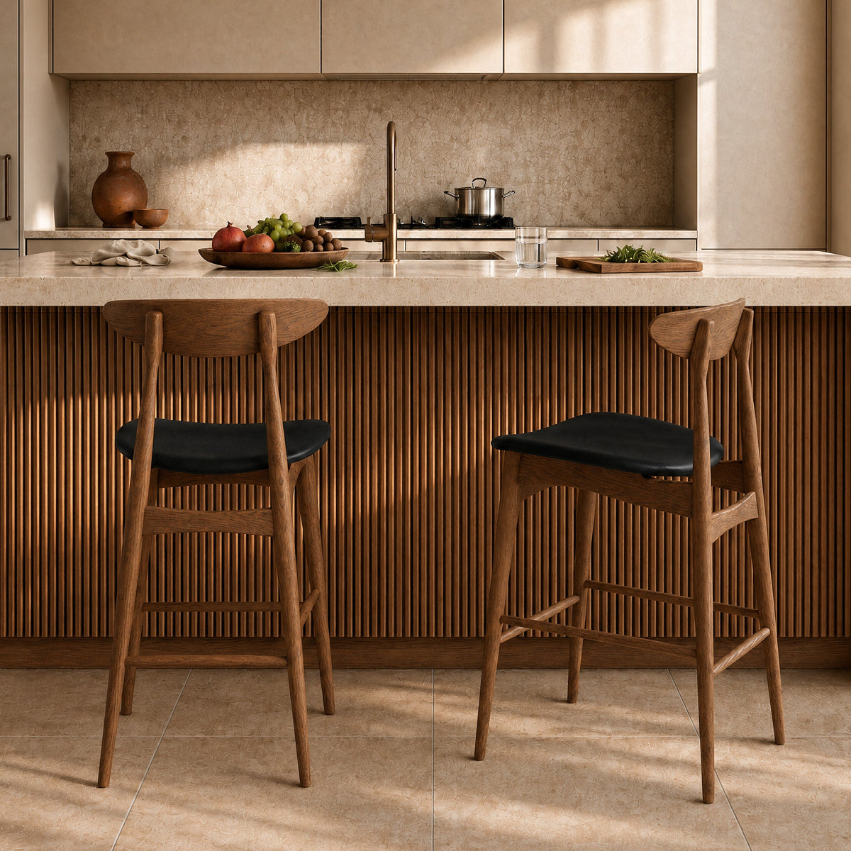 Cuisine japandi avec chaises d'îlot Josette en bois d'hévéa et assise noire