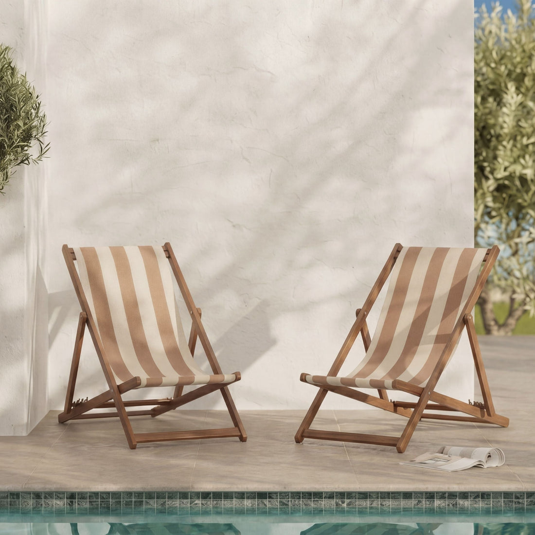 Chiliennes de jardin Bohol en bois d'acacia et toile rayée écru et taupe au bord d'une piscine