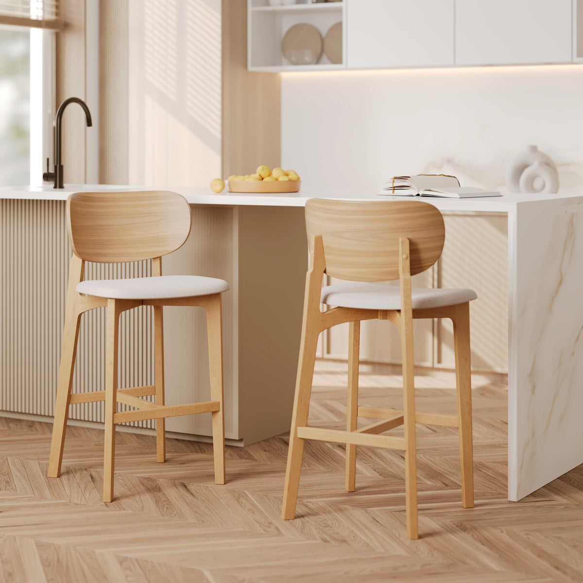 Barstuhl Aria: Helles Holz und beiges Gewebe, um Ihre Kücheninsel zu verschönern – Maison Pavane