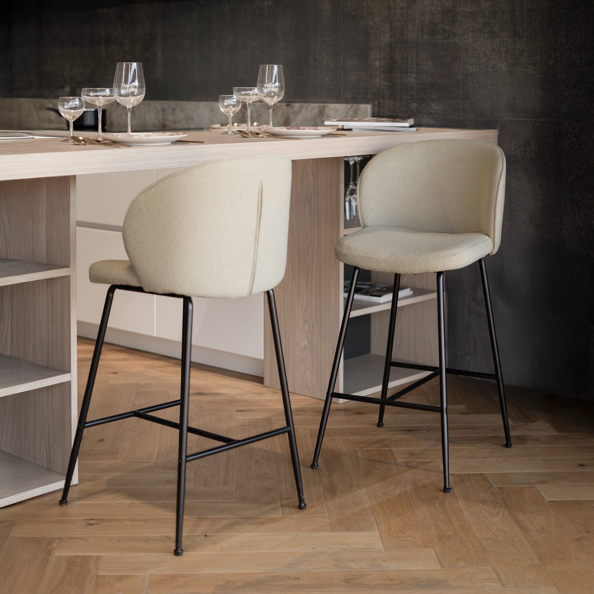 2 chaises de bar Groom tissu bouclé beige 66 cm