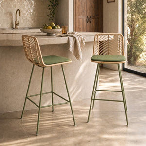2 chaises de bar Tamara rotin naturel et coussin vert olive – Maison Pavane