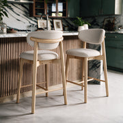 Lot de 2 chaises pour ilot central Yuna 64,5 cm en tissu beige et bois clair