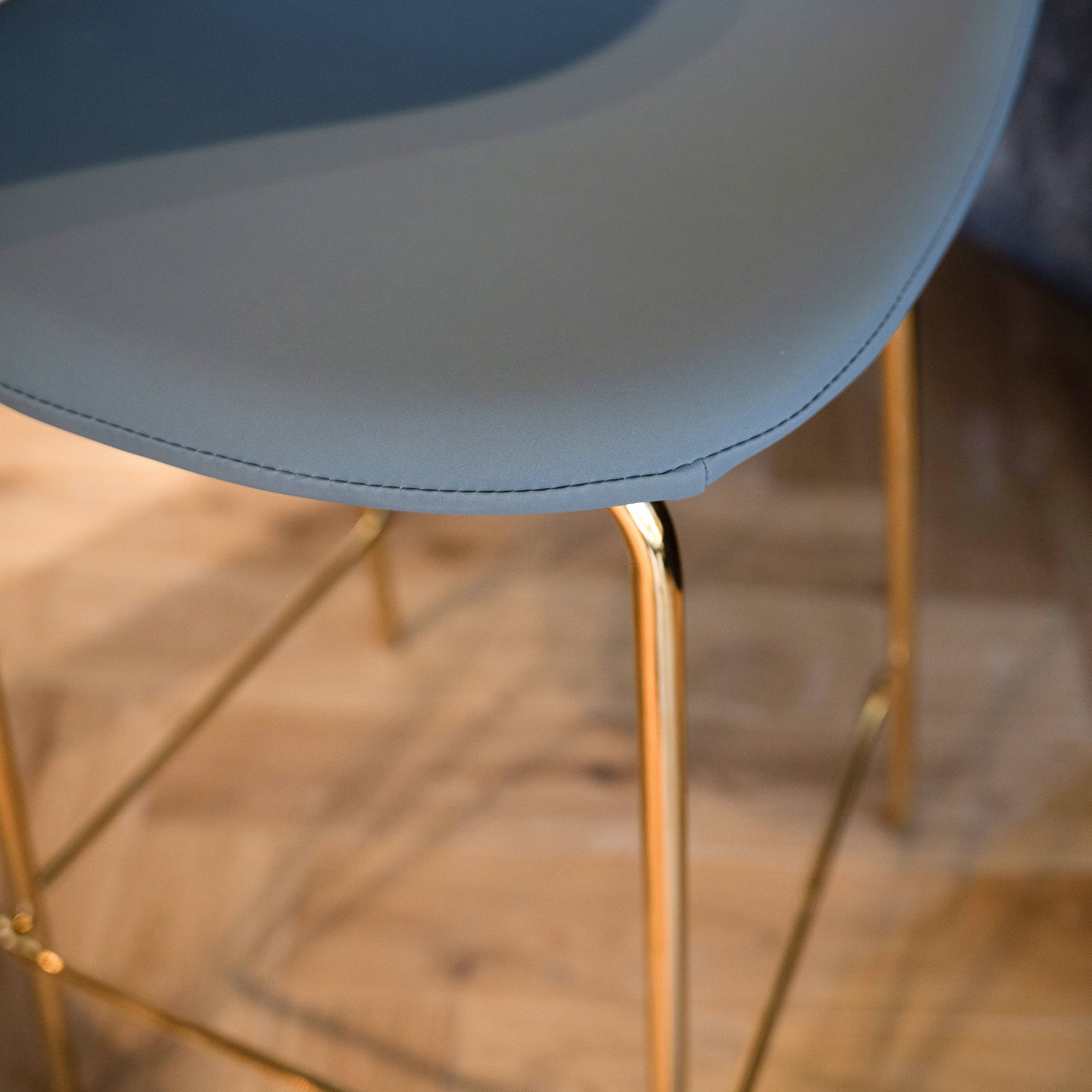 2 chaises de barepieds dorés et vert olive