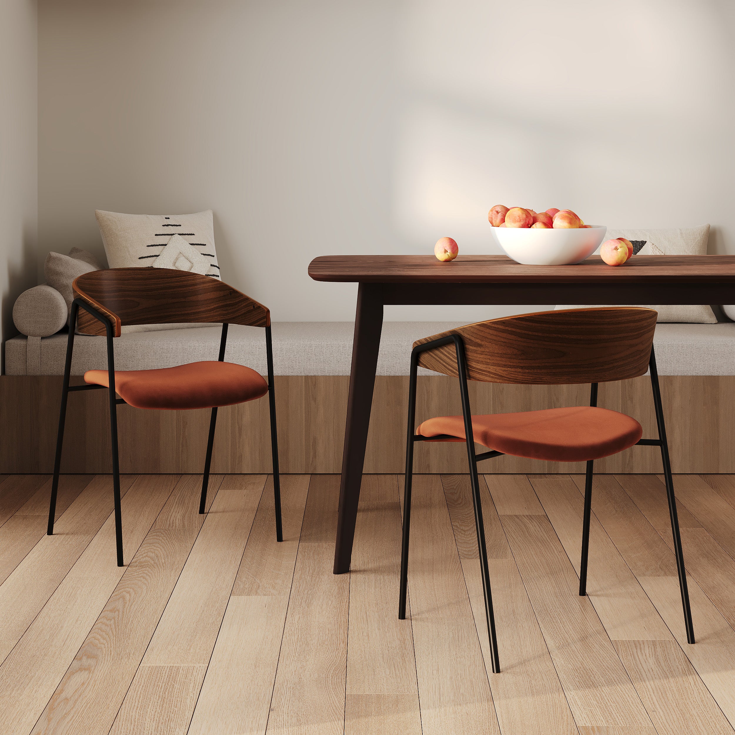 2 chaises en bois foncé et velours orange