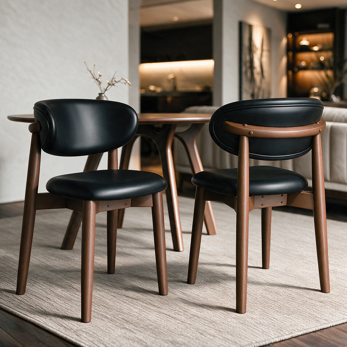 2 chaises en cuir synthétique noir et bois foncé – Maison Pavane