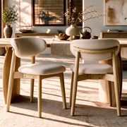 2 chaises en tissu beige et bois clair grande table clair – Maison Pavane