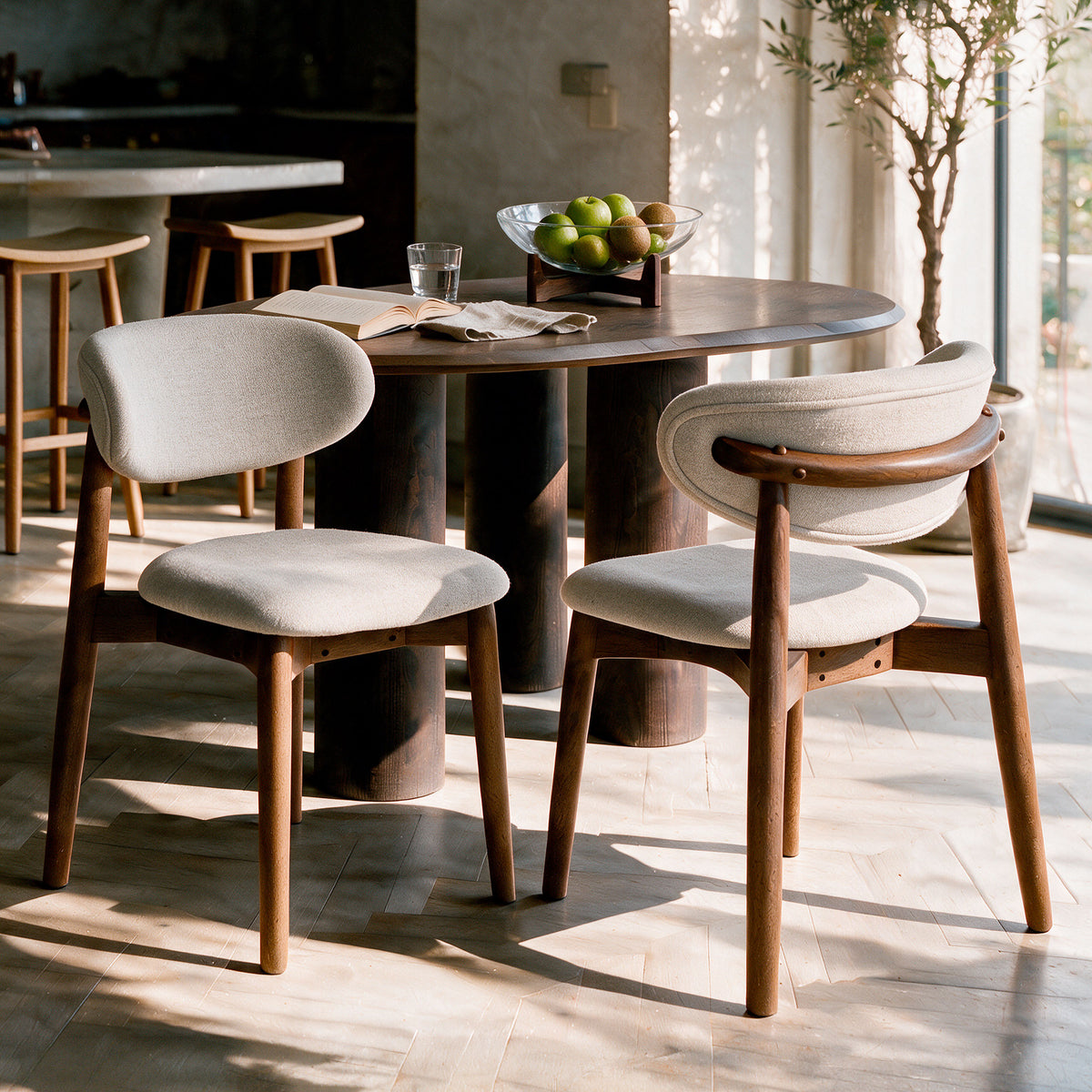 2 chaises en tissu beige et bois foncé Yuna – Maison Pavane