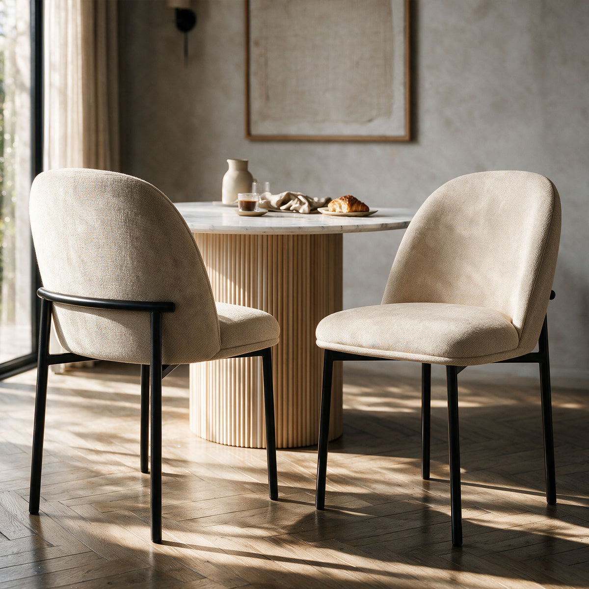 2 chaises en tissu beige pieds métal noir dans salle à manger – Maison Pavane