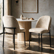 2 chaises en tissu beige pieds métal noir dans salle à manger – Maison Pavane