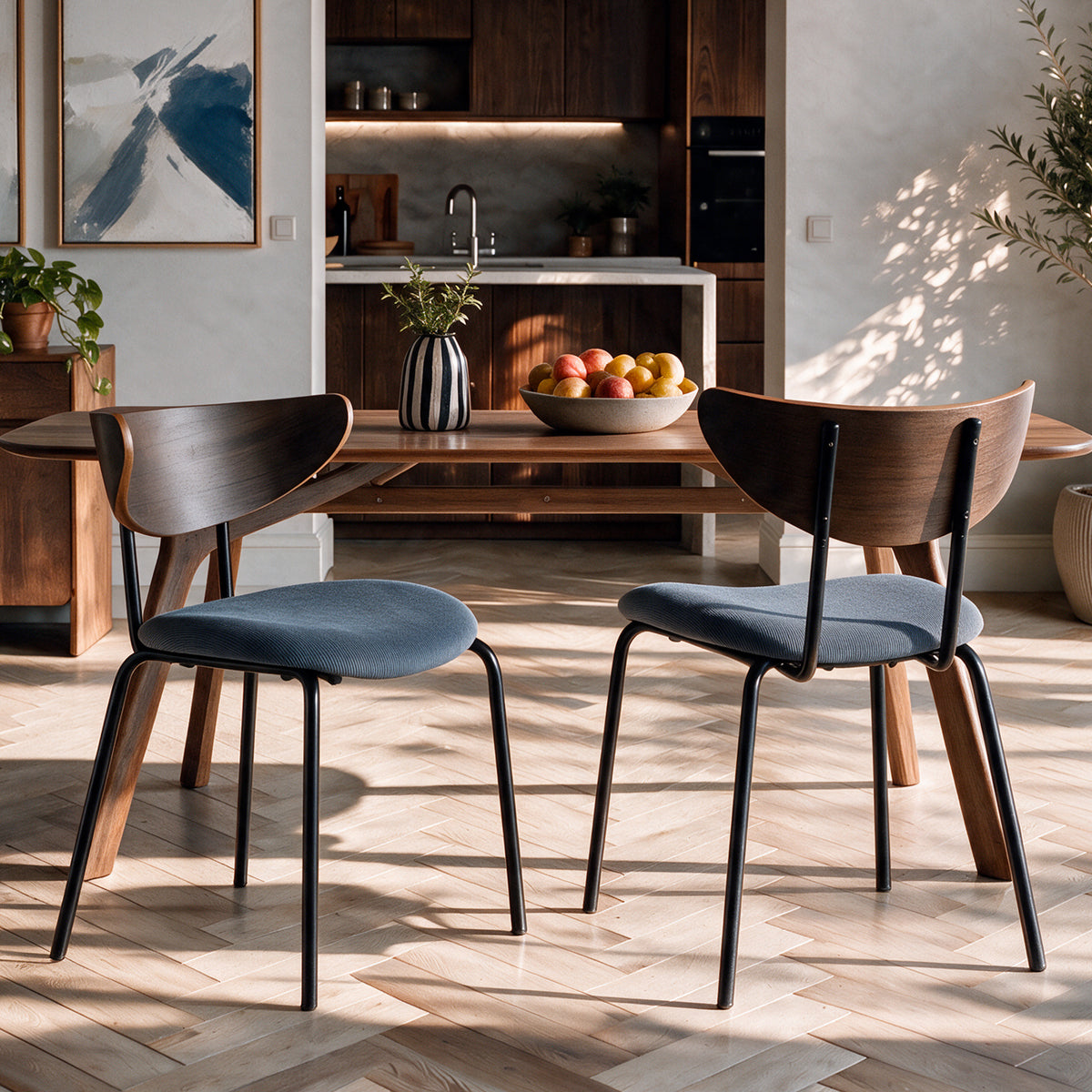 2 chaises en velours bleu marine et bois foncé – Maison Pavane