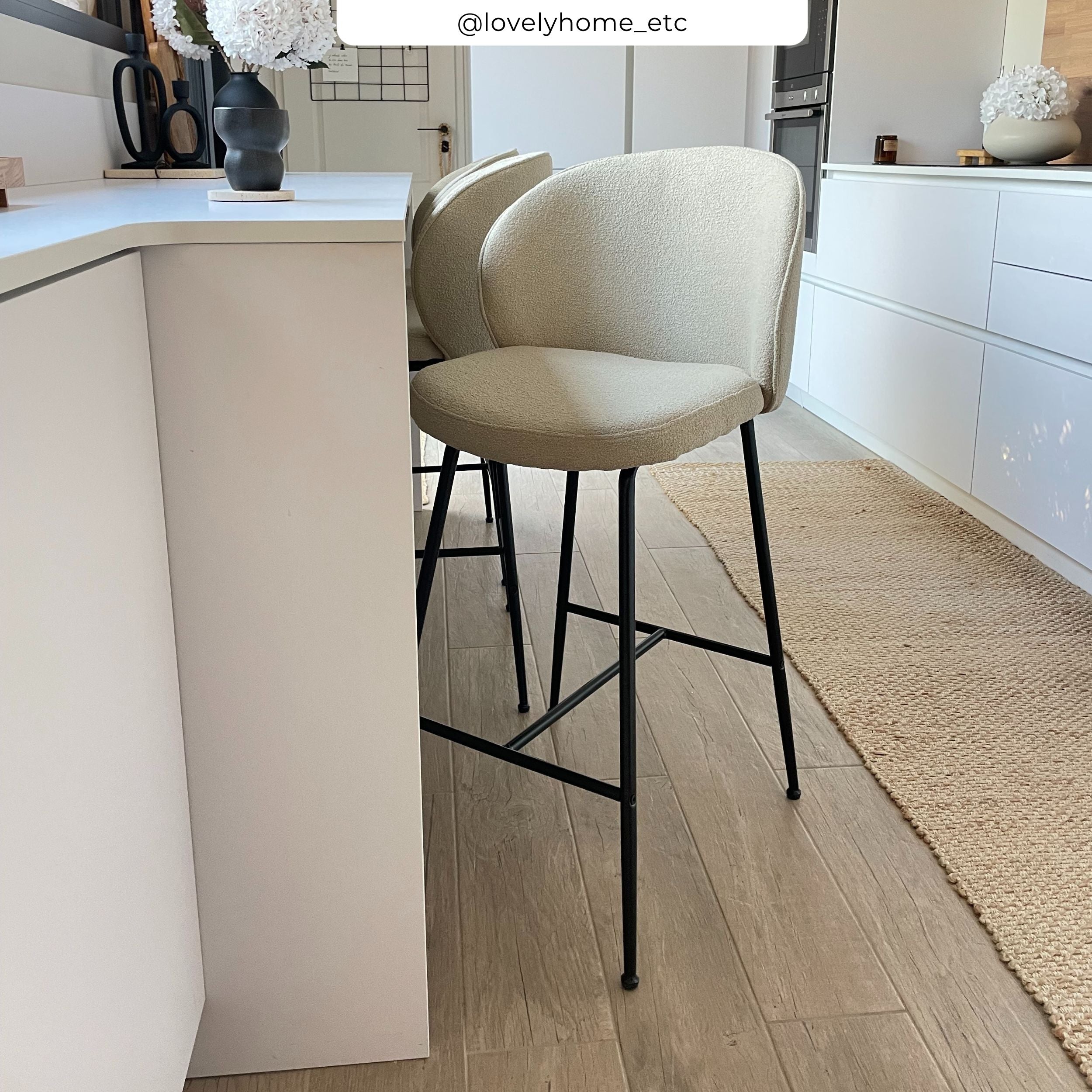 2 chaises hautes 66 cm beige tissu bouclé texture