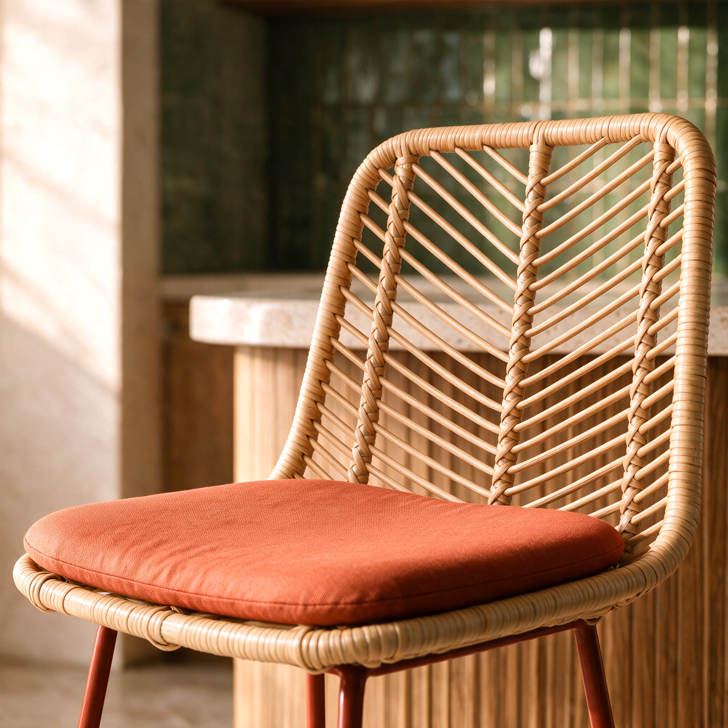 Lot de 2 chaises pour îlot central 66 cm Tamara en rotin et tissu orange vermillon