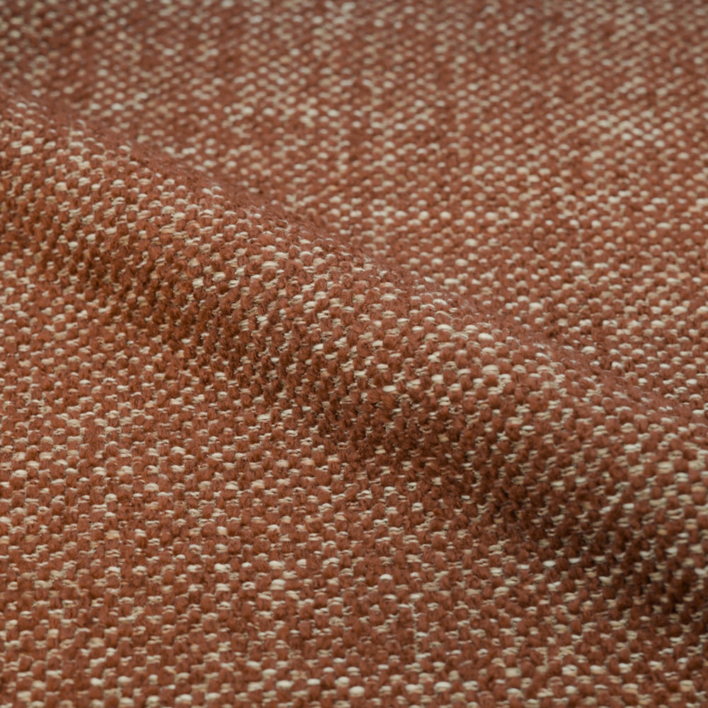 Set di 2 sedie Aura in tessuto testurizzato marrone cannella, gambe in metallo effetto legno.