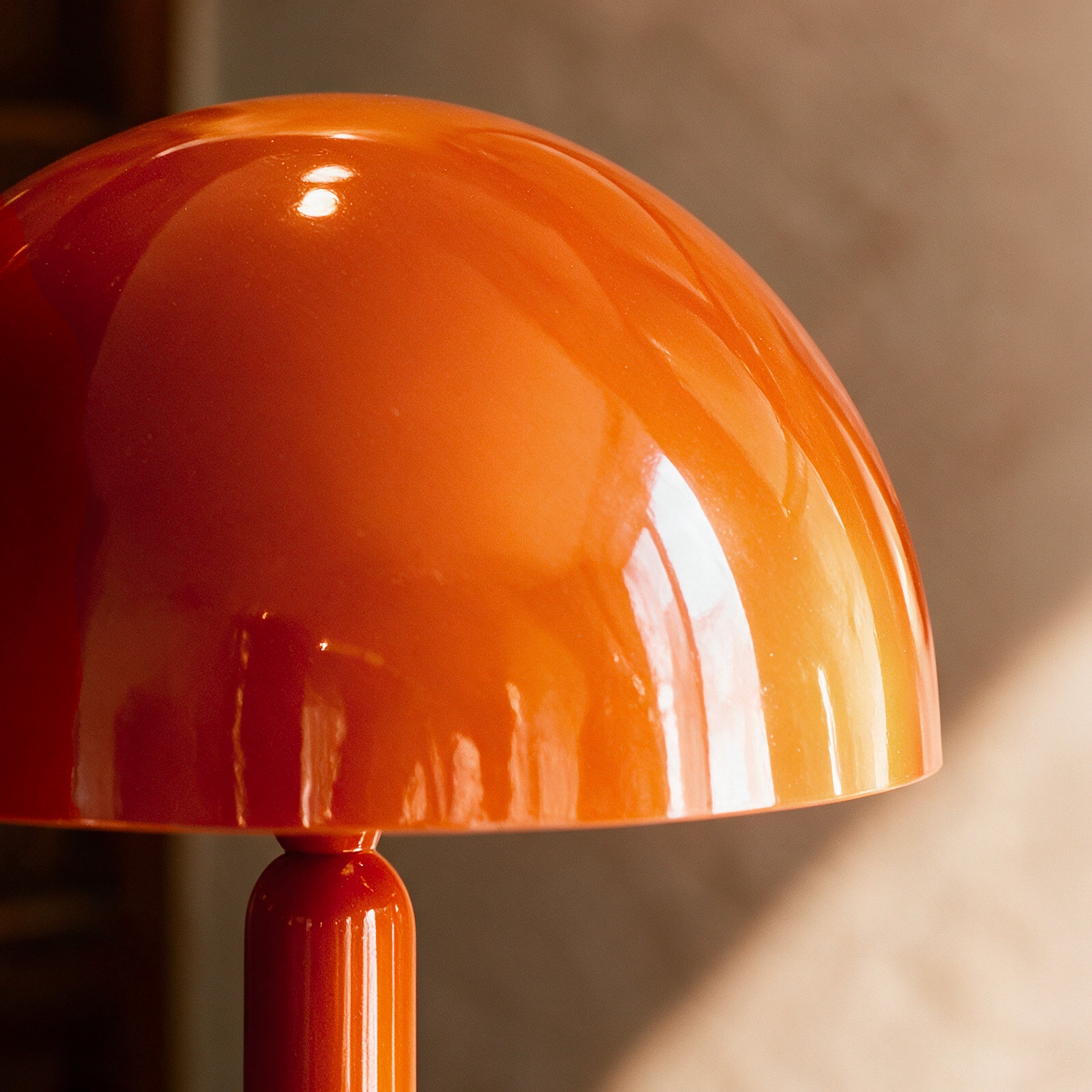 Lampadaire Romy en bois et métal orange