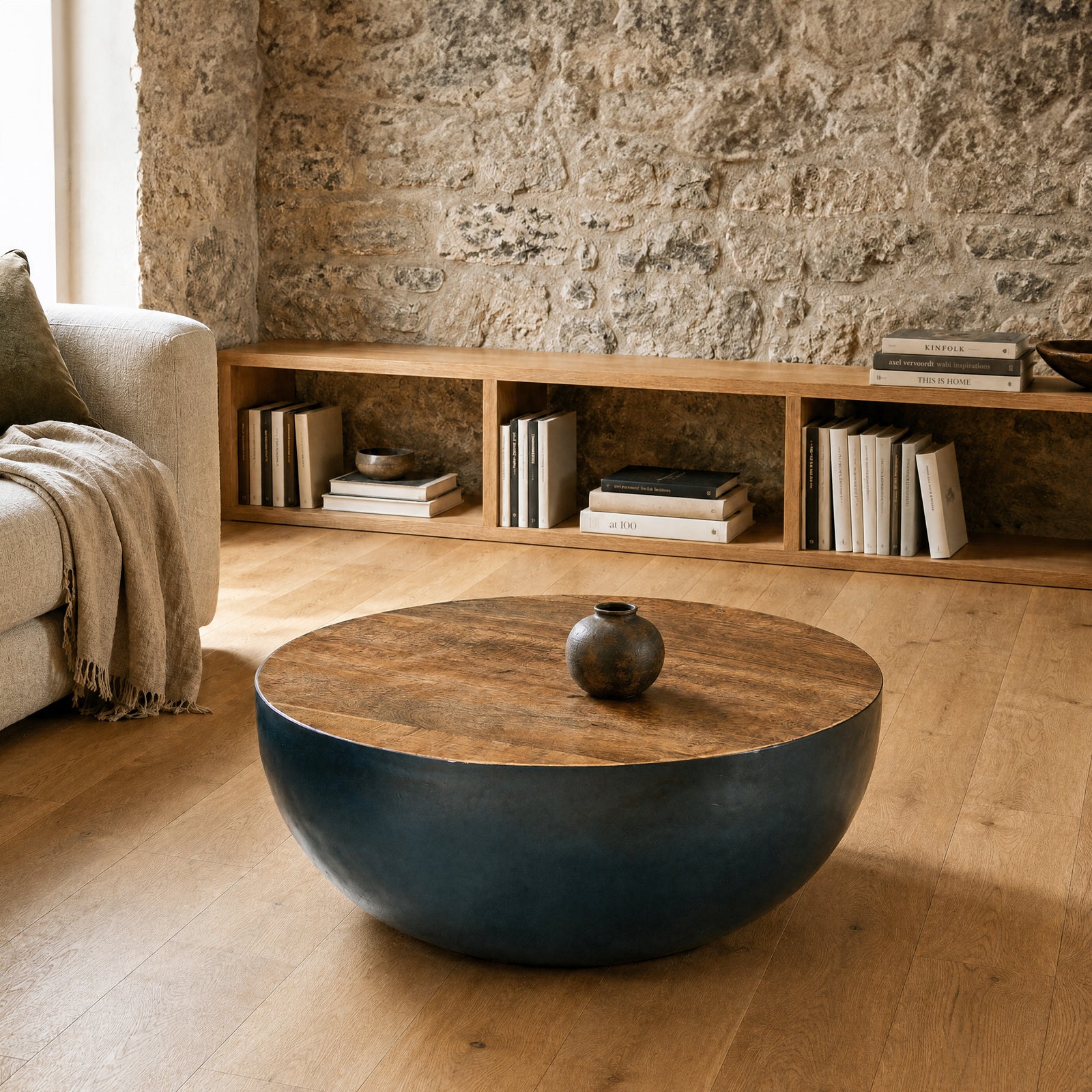 Ambiance table basse ronde bois et métal noir – Maison Pavane