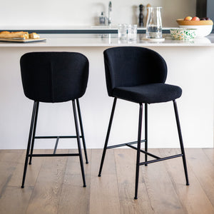 Ambiance 2 tabourets de bar en tissu bouclé noir et pieds noirs – Maison Pavane