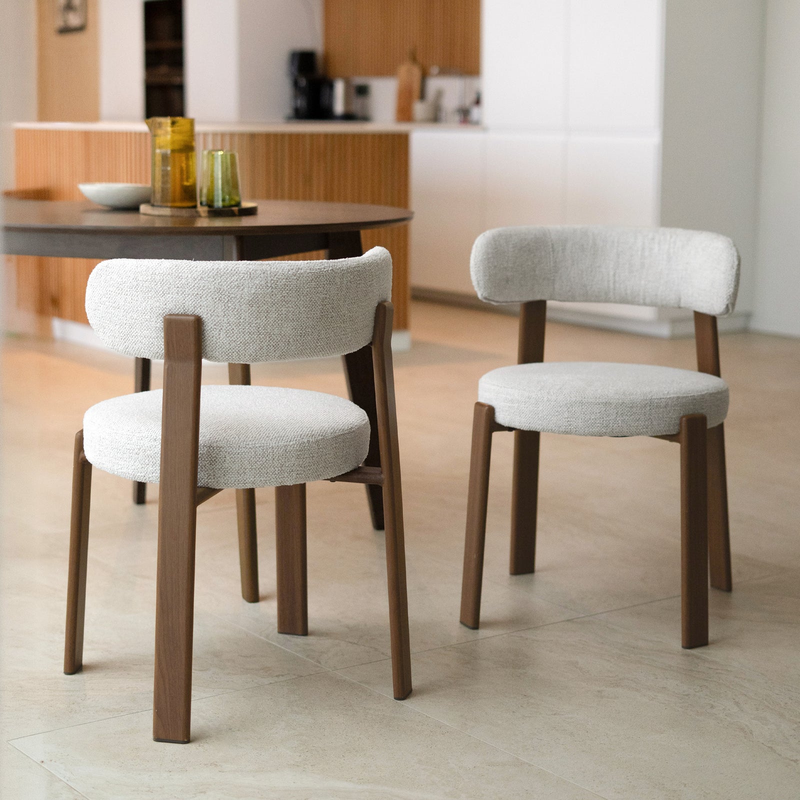 Ambiance chaise en tissu Aura blanche et pieds marrons effet bois – Maison Pavane
