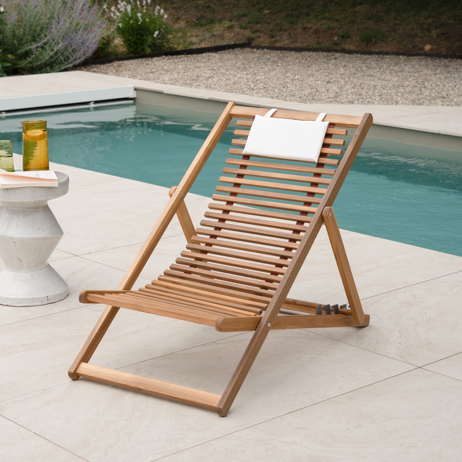 Ambiance chilienne de jardin en bois et petit coussin blanc crème – Maison Pavane