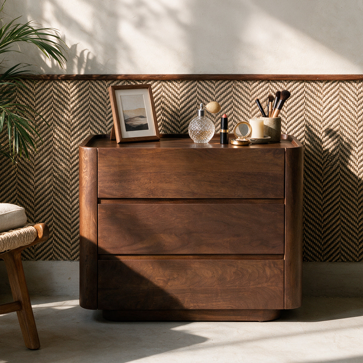 Ambiance commode Aldo marron foncé dans chambre parfum et cadre – Maison Pavane