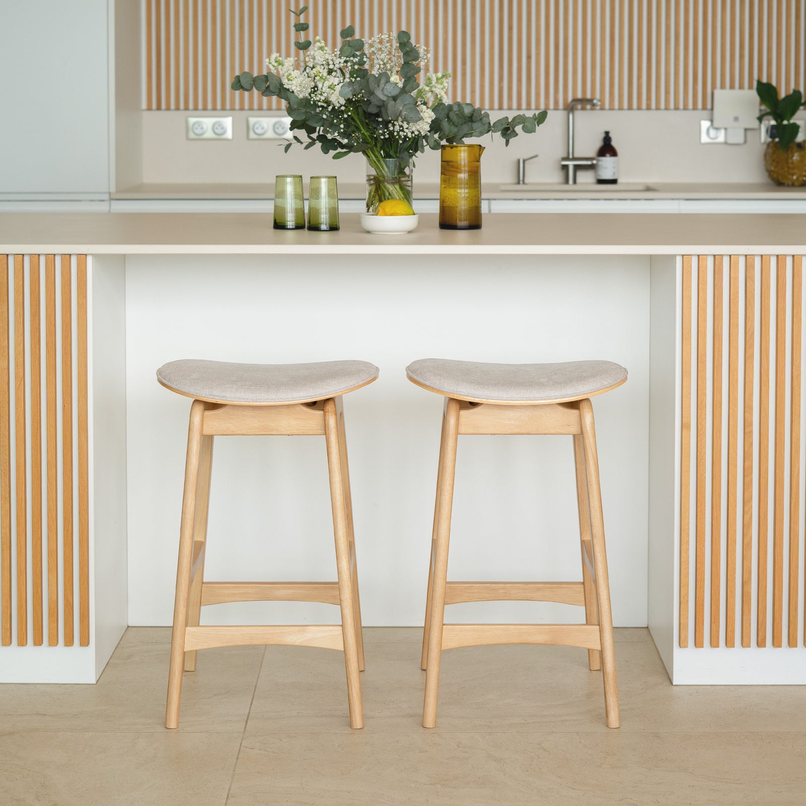 Ambiance cuisine 2 tabourets pour îlot central beige et bois clair – Maison Pavane