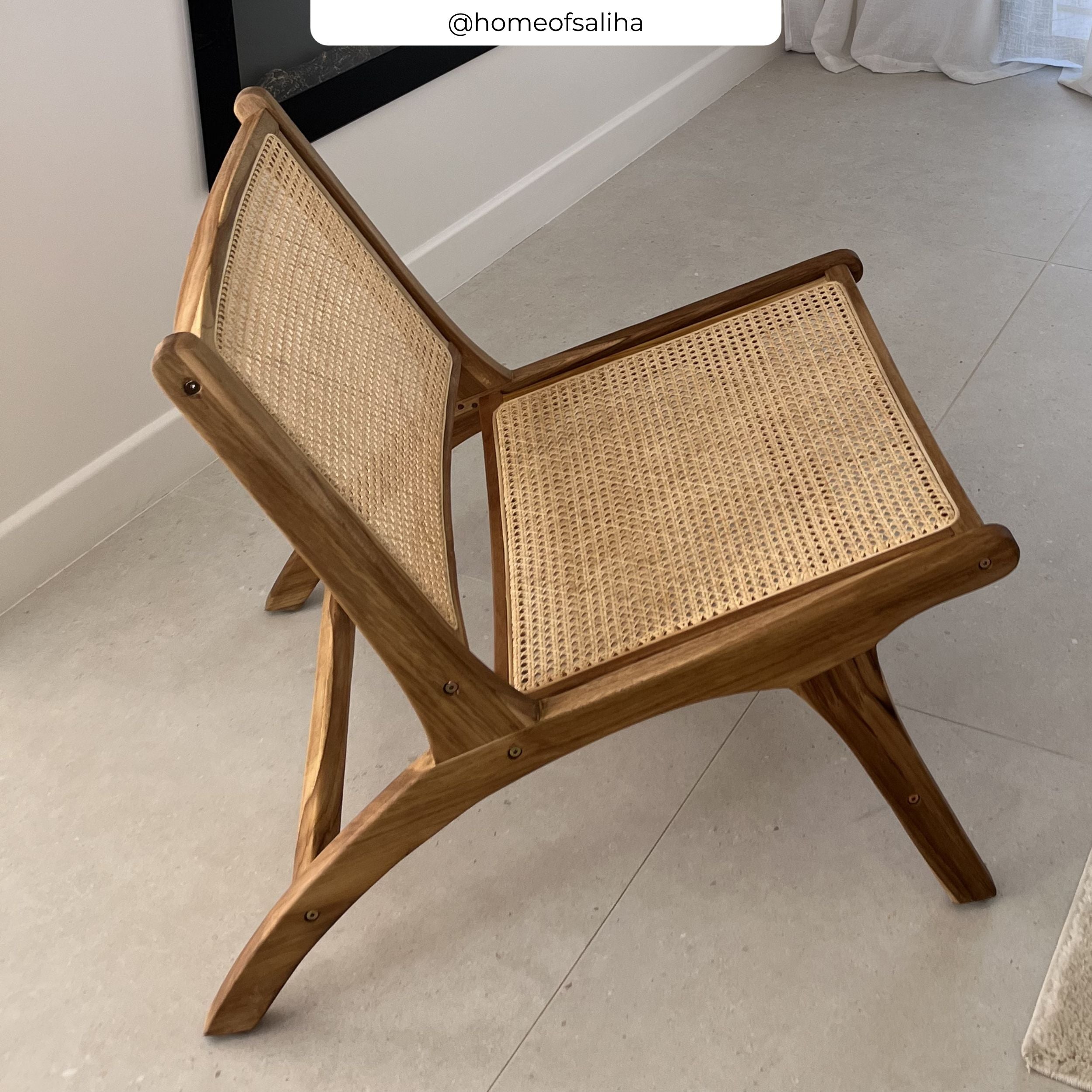 Fauteuil Kilka en bois de teck finition noyer et cannage en rotin