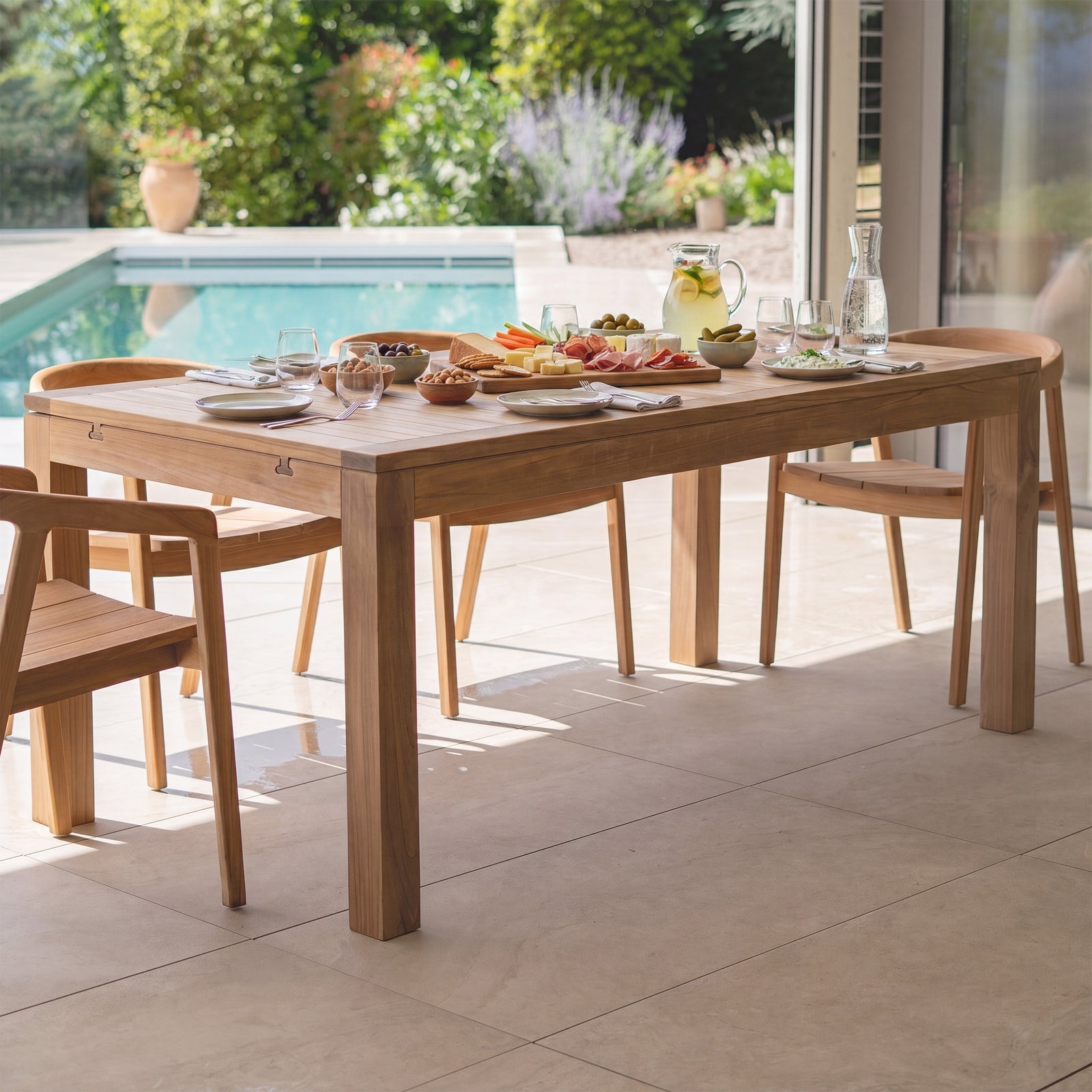 Ambiance repas piscine table de jardin extensible – Maison Pavane