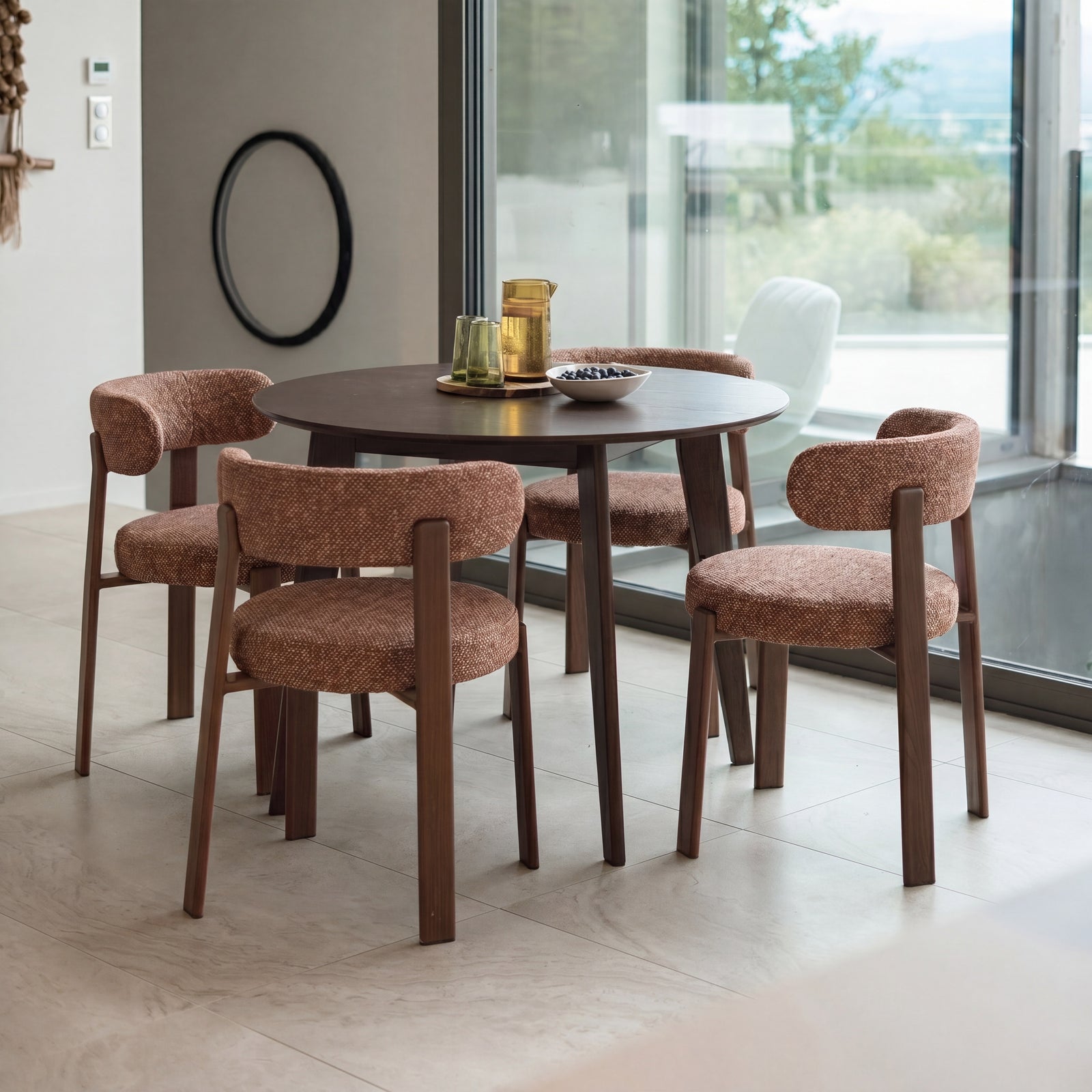 Ambiance salle à manger 2 chaises tissu texturé terracotta – Maison Pavane