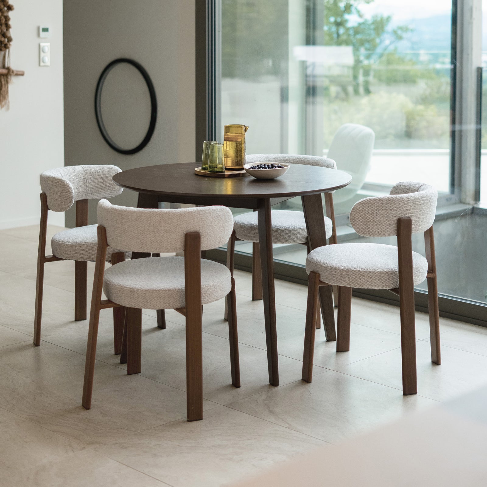 Ambiance salle à manger chaises blanches Aura table et assises – Maison Pavane