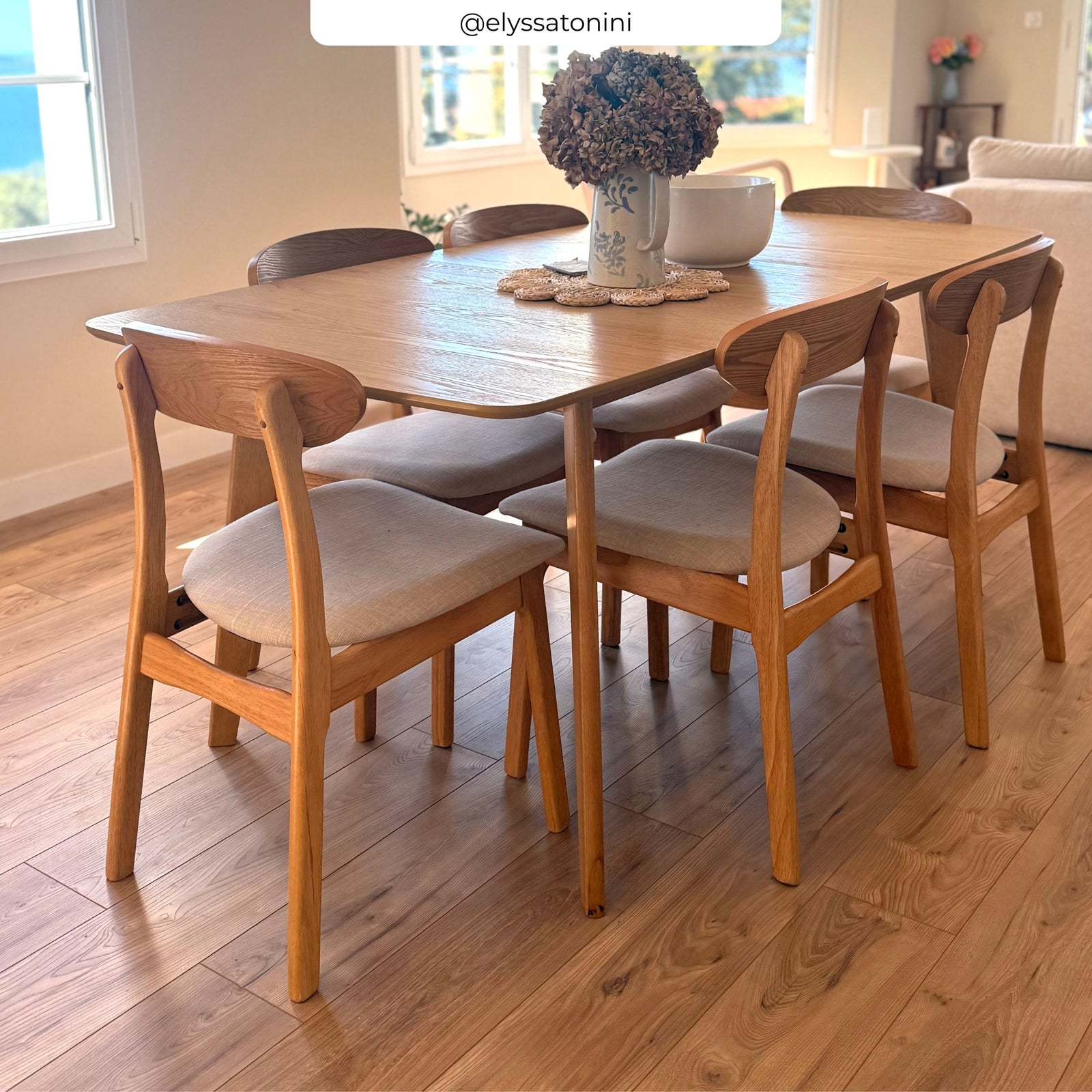 Ambiance salle à manger chaises tissu beige et table en bois – Maison Pavane