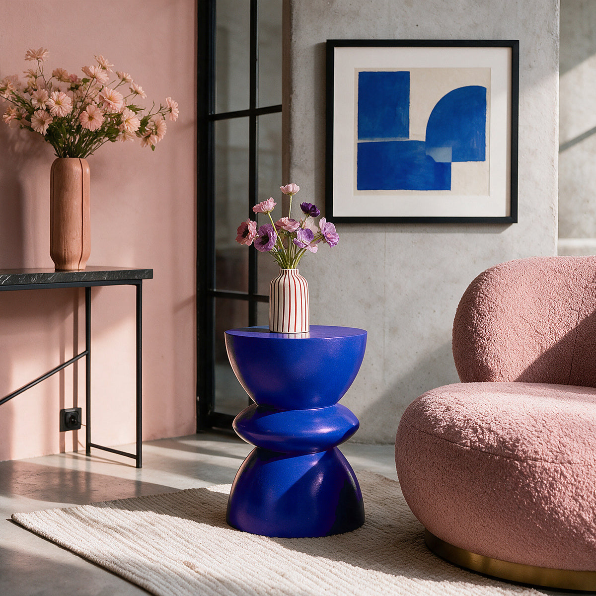 Ambiance salon table d'appoint bleu roi fauteuil tissu vieux rose tableau bleu – Maison Pavane
