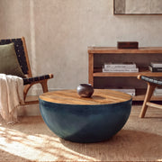 Ambiance salon table basse ronde bois et métal noir – Maison Pavane