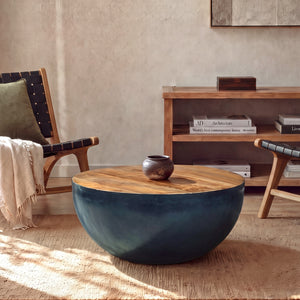 Ambiance salon table basse ronde bois et métal noir – Maison Pavane