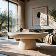 Ambiance table basse beige en fibre d'argile effet béton salon – Maison Pavane