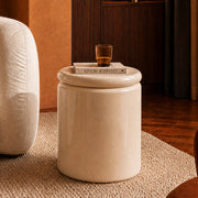 Ambiance table d'appoint laquée blanche Oscar tapis et salon – Maison Pavane