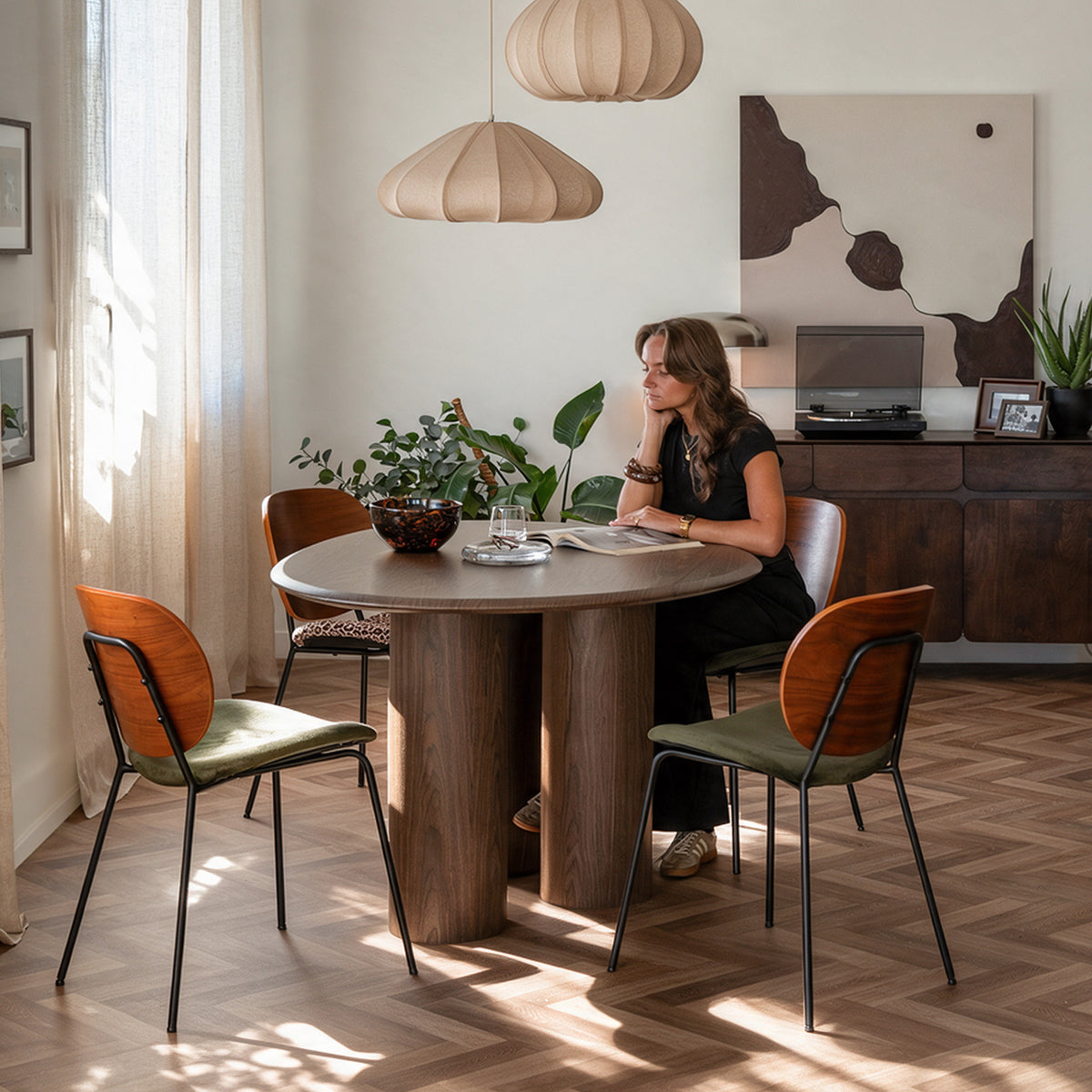 Ambiance table marron noyer chaises Simone kaki velours suspension lin vintage tourne-disque – Maison Pavane
