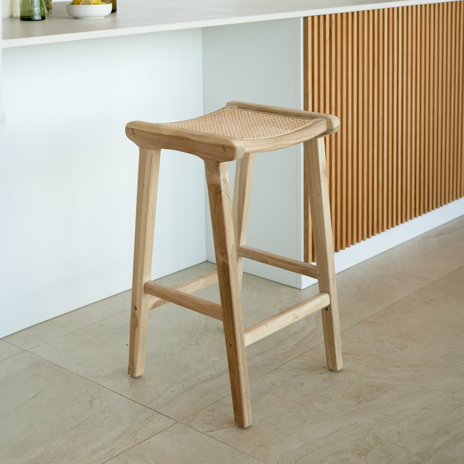Ambiance tabouret bois et cannage 65 cm – Maison Pavane