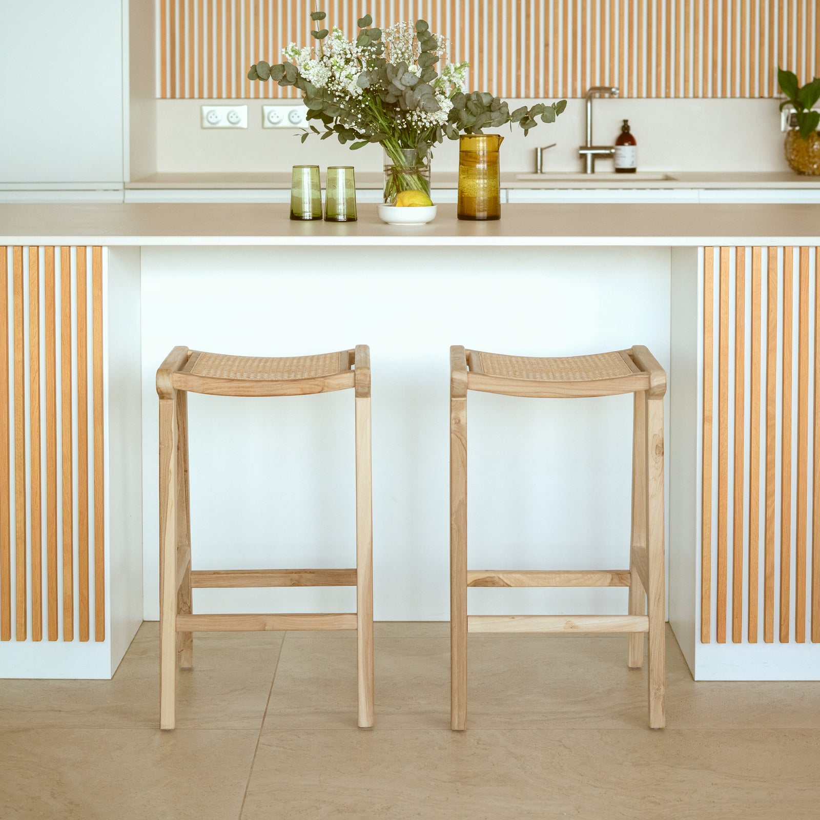 Ambiance tabouret de bar teck et cannage 65 cm – Maison Pavane