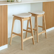 Ambiance tabouret de bar tissu beige et bois clair Jude – Maison Pavane