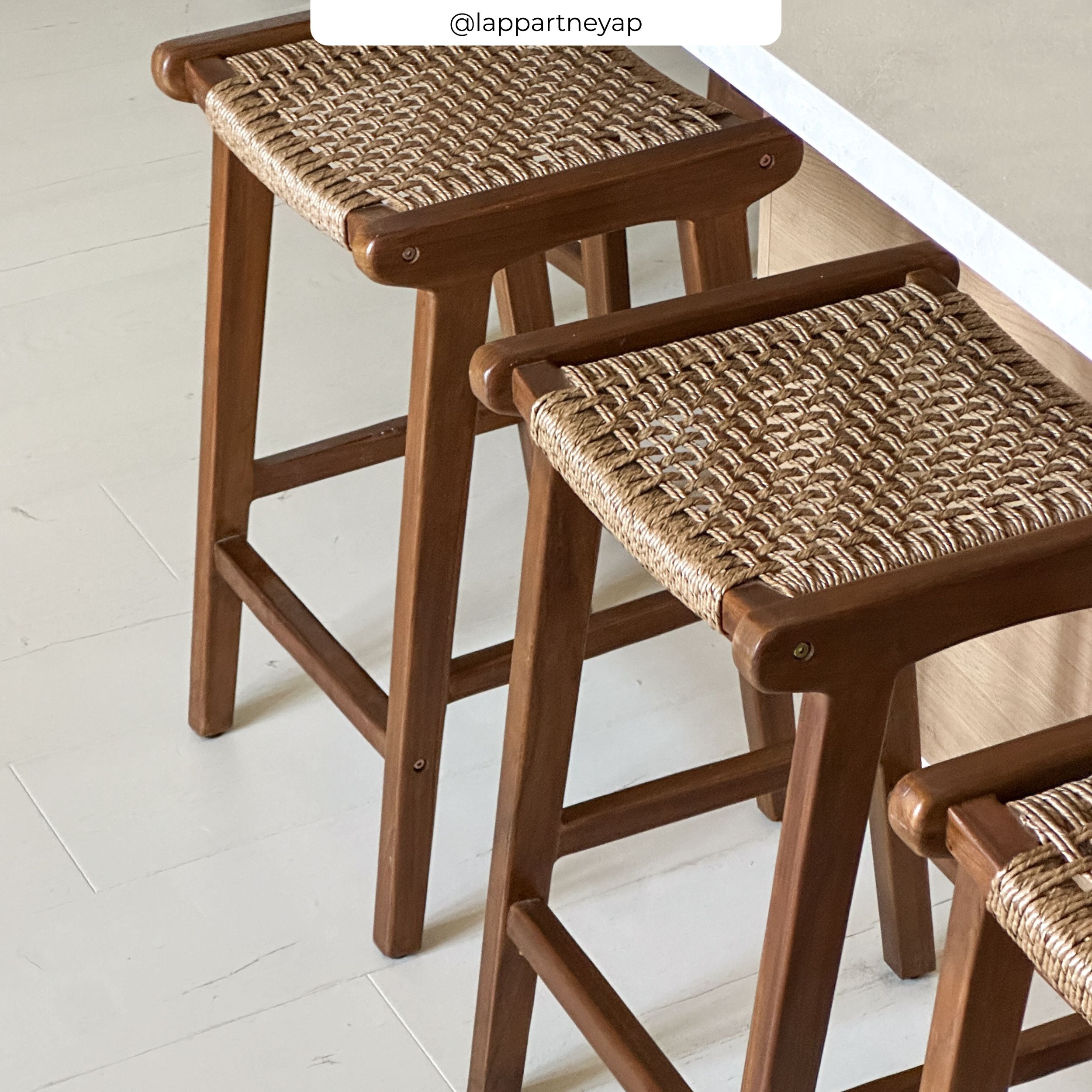 Tabouret pour îlot central 66 cm Omaha en teck vernis et tissage synthétique