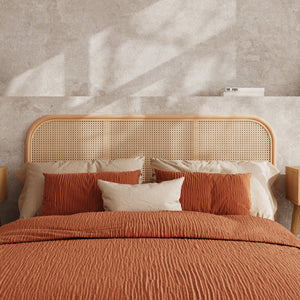 Ambiance tête de lit rotin cannage draps terracotta – Maison Pavane