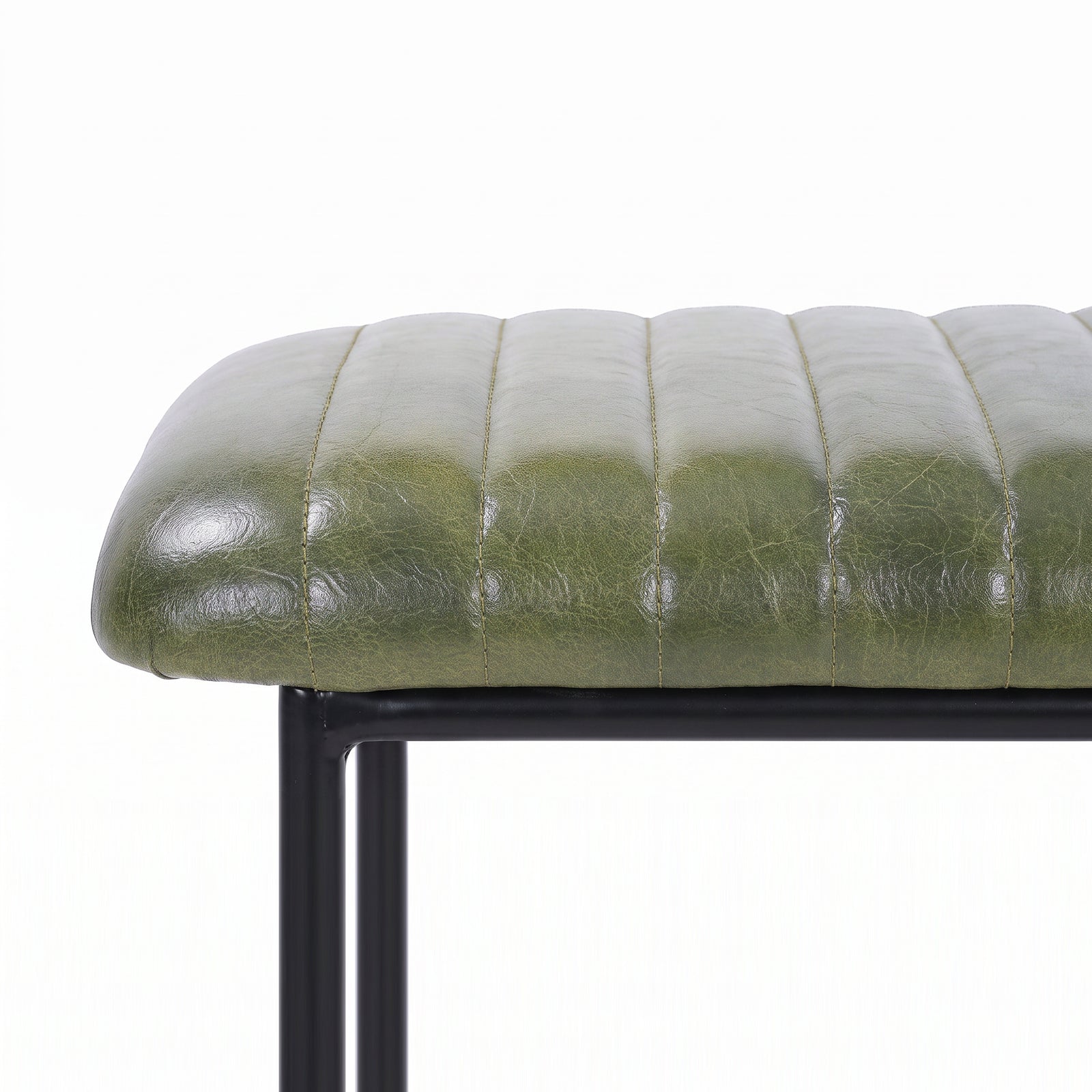 Détail de l'assise en cuir de buffle vert du banc Émile - Maison Pavane