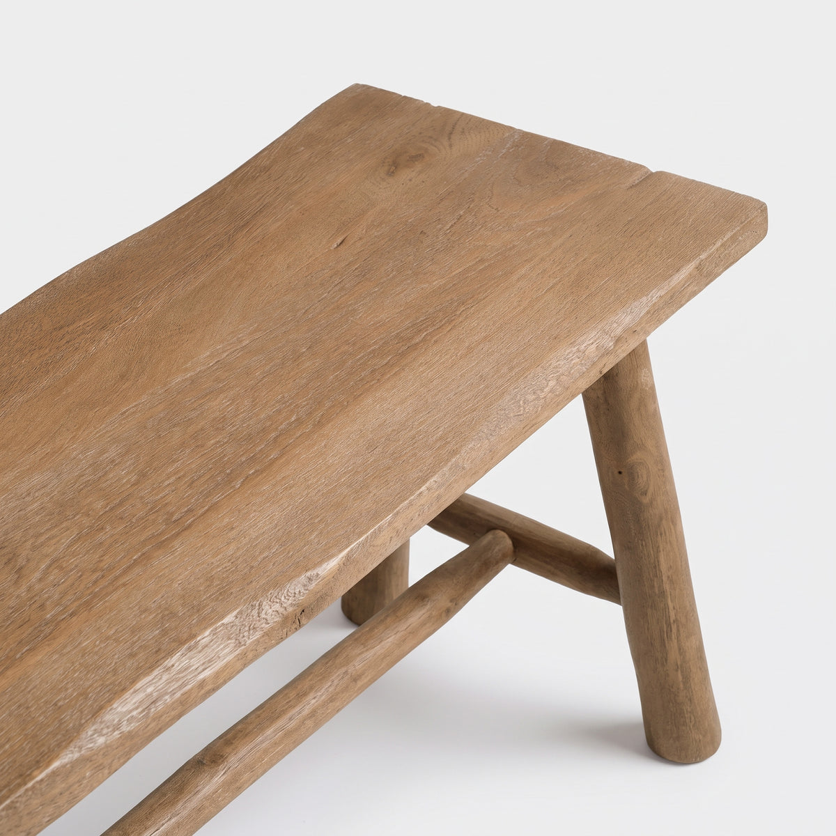 Détail de l'assise en bois de manguier marron du banc Toxis - Maison Pavane