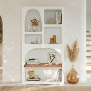 bibliotheque en beton blanc casse style grece