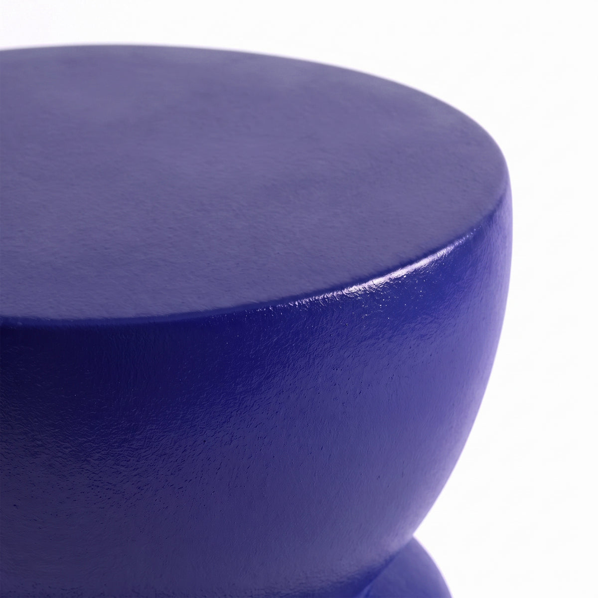 Détail de la matière de la table d'appoint Maupiti bleu roi en fibre d'argile - Maison Pavane